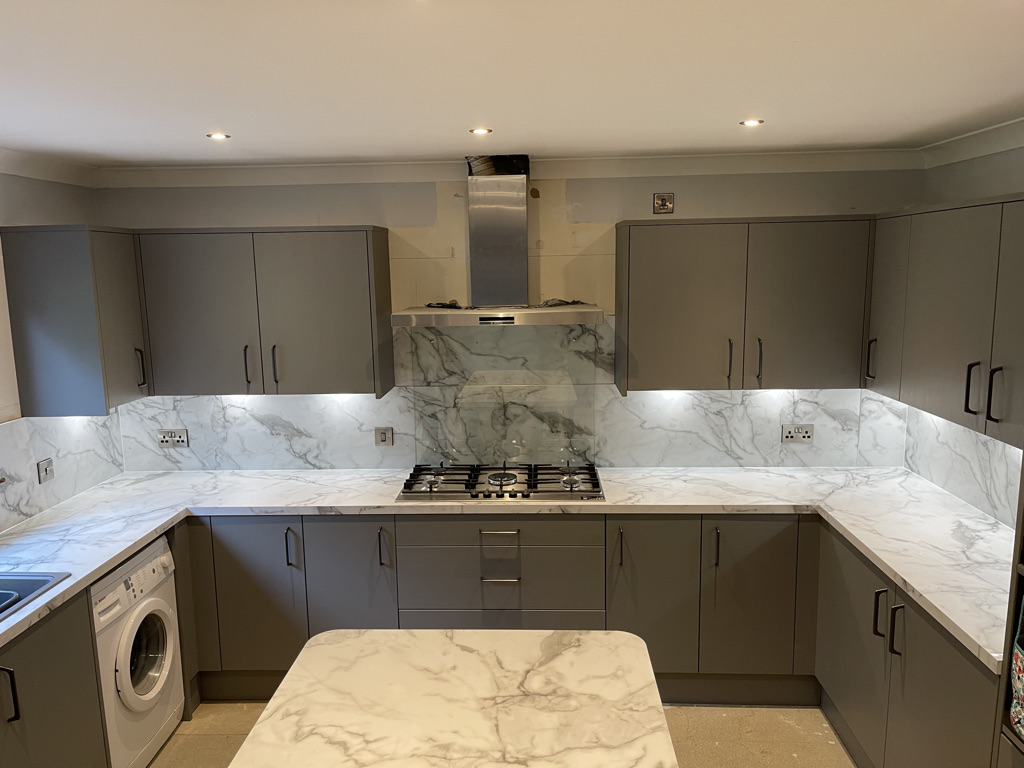 Bright fitted kitchen with hob and splashback illustrating the kitchen fitting service across Aberdeenshire